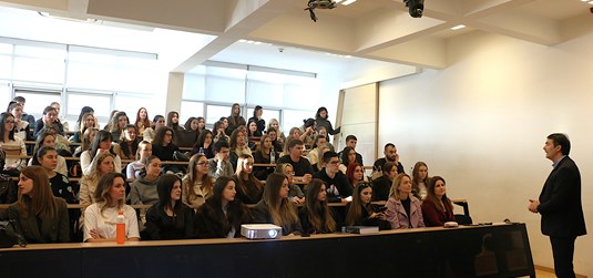 Prvo događanje u organizaciji Udruge diplomiranih studenata i prijatelja Medicinskog fakulteta: farmaceuti predstavili svoje karijerne puteve